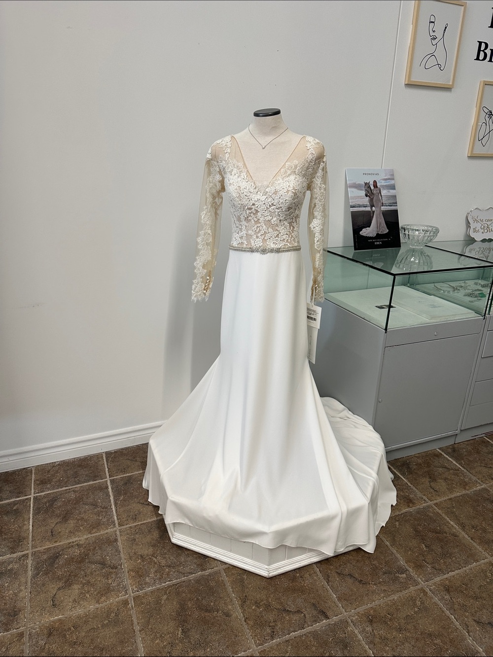 Elegant Ivory Lace Long-Sleeve Wedding Dress